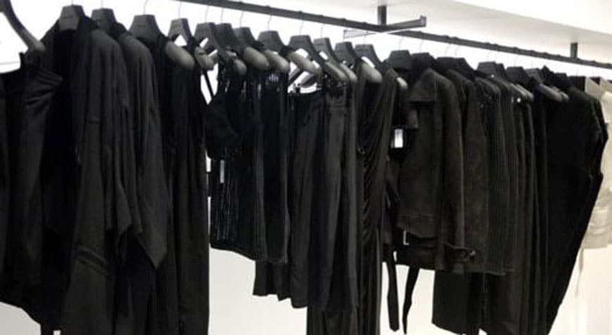 Cinco truques para cuidar melhor das roupas pretas | Sansil Etiquetas Bordadas